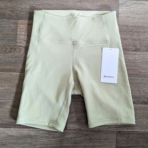 NWT Lululemon Ribbed Contoured Highrise Short 8" Bike Shorts Light Green Size 6
